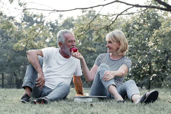 Coppie Senior Dare Mele Vicenda Insieme Felicemente Nel Parco Concetto — Foto Stock