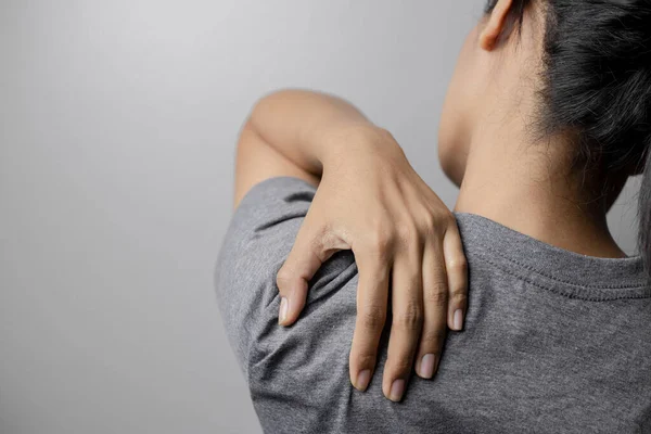 Vrouw Met Schouderpijn Jonge Vrouw Met Pijn Schouder Lijden Aan — Stockfoto