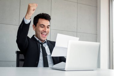 İş adamı zarfı ecstasy semptomlarıyla açtı. Erkek çalışan, elinde tuttuğu belgeyi okuduktan sonra memnun oldu..