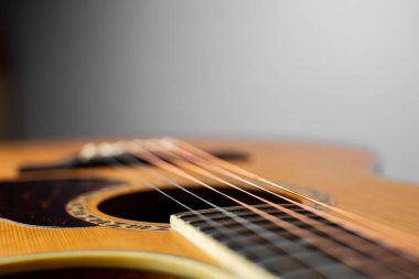 Beyaz arka planda yakın plan akustik gitar. Klasik ve güzel bir akustik gitar.