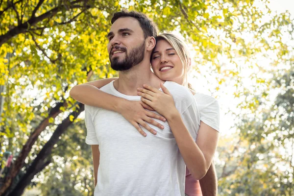 Las Parejas Adolescentes Muestran Amor Entre Parque Las Parejas Hacen —  Fotos de Stock