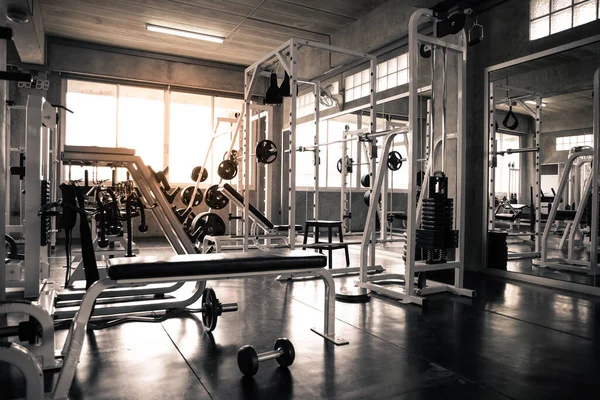 Spor salonunda, spor etkinlikleri ve daha fazlası için modern fitness ekipmanlarıyla. Spor salonunun modern iç dekorasyonu ve ekipmanları. Spor salonunda spor malzemeleri..