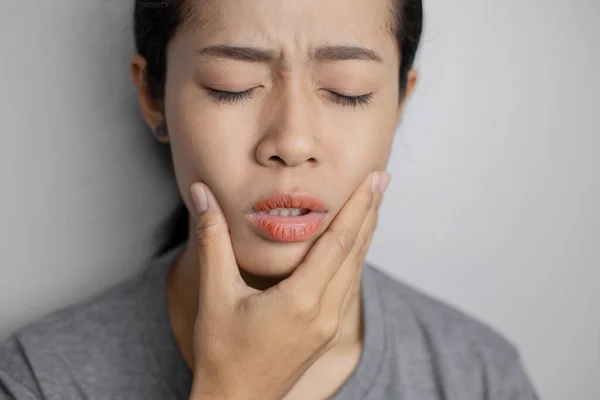 Een Vrouw Legde Haar Hand Haar Wang Door Kiespijn Aziatische — Stockfoto