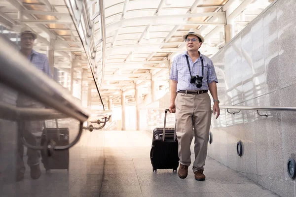 Homem Asiático Sênior Carregando Uma Câmera Arrastando Bagagem Aeroporto Para — Fotografia de Stock