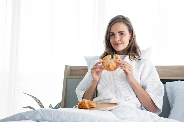 Hermosa Mujer Caucásica Joven Pijama Listo Para Desayunar Croissants Mañana — Foto de Stock