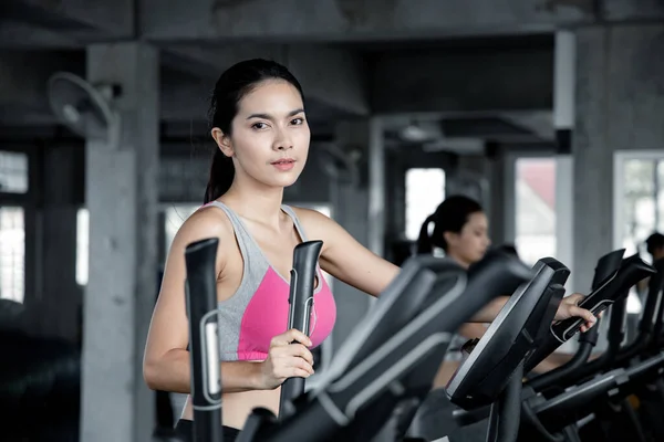 Las Mujeres Jóvenes Asiáticas Están Haciendo Ejercicio Con Cardio Máquina — Foto de Stock
