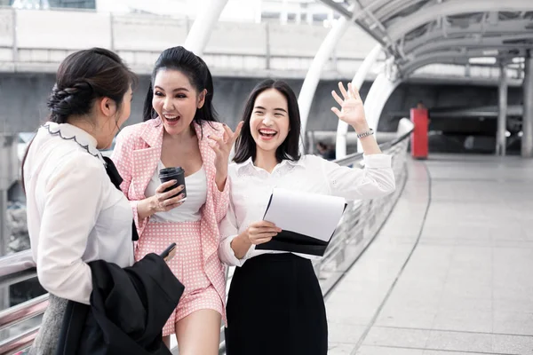 Grupa Azjatyckiej Kobiety Biznesu Zadowolony Udanej Pracy Uśmiechem Świeżym Powietrzu — Zdjęcie stockowe