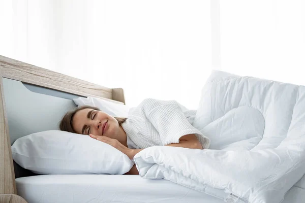 Piękne Kobiety Śpią Domu Concept Relaks Sypialni — Zdjęcie stockowe