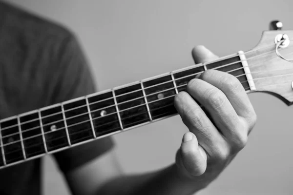 Los Hombres Atrapan Acordes Están Aprendiendo Tocar Guitarra Los Músicos — Foto de Stock