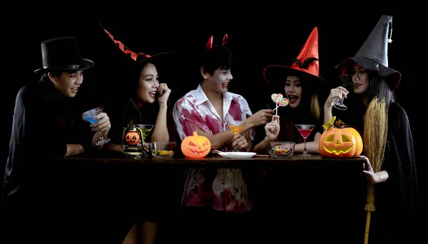 Grupo Jovem Asiático Traje Comemorar Festa Halloween Fundo Preto Com — Fotografia de Stock