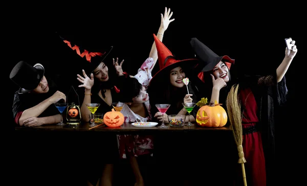 Grupo Joven Asiático Traje Celebrar Fiesta Halloween Selfie Sobre Fondo —  Fotos de Stock
