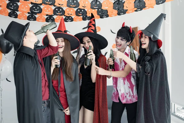 Bende Van Jonge Aziatische Kostuum Heks Tovenaar Met Halloween Feest — Stockfoto