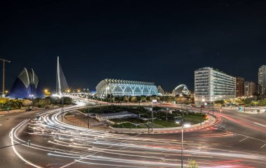 Valencia kavşağı. Valencia 'da gece sokak manzarası. Şehir merkezi, İspanya, gökyüzü.