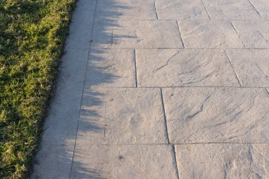 Mühürlü beton kaldırım taşı deseni, dekoratif görünüş renkleri ve çimentodaki döşeme döşemeleri.