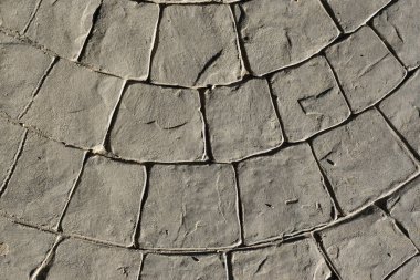 Damgalı beton kaldırım, çakıl taşlarını taklit eder dalgalarla dairesel desen, dekoratif görünüş renkleri ve kaldırım taşlarının dokuları