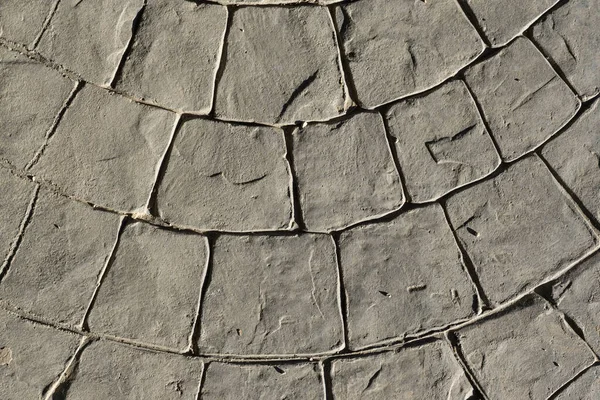 Pavimento de concreto estampado ao ar livre, imita pedras de paralelepípedos padrão circular com ondas, cores de aparência decorativas e texturas de pedra de paralelepípedos de pavimentação — Fotografia de Stock