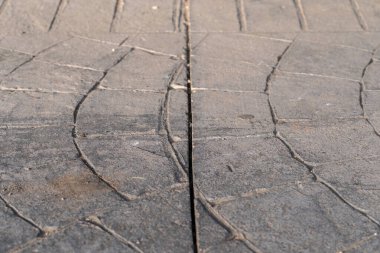 Damgalı beton kaldırım yüzeylerindeki genişleme eklemleri
