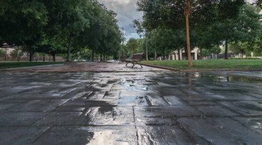 Su geçirmez dış kaplama ıslak. Damgalanmış beton kaldırım