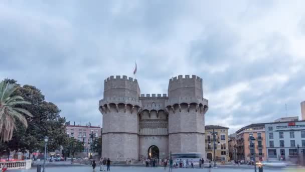 Serrano Türme Torres de Serranos in der Nacht. Valencia, Spanien — Stockvideo