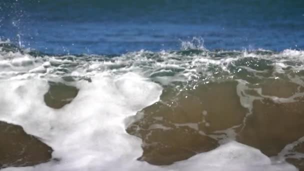 Морские волны движутся в замедленной съемке — стоковое видео