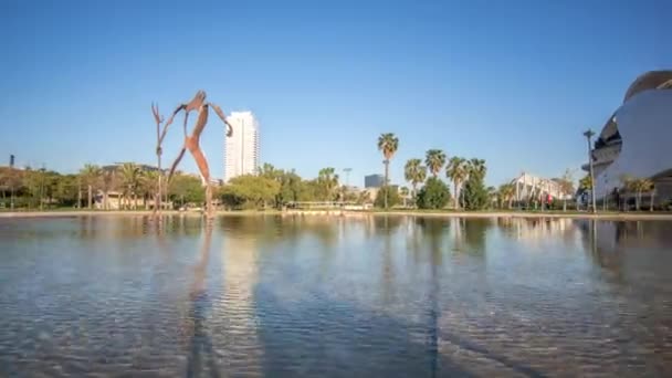 Pan Valencia Gardens i den gamla torra flodbädden i Turia floden, vattenreflektion — Stockvideo