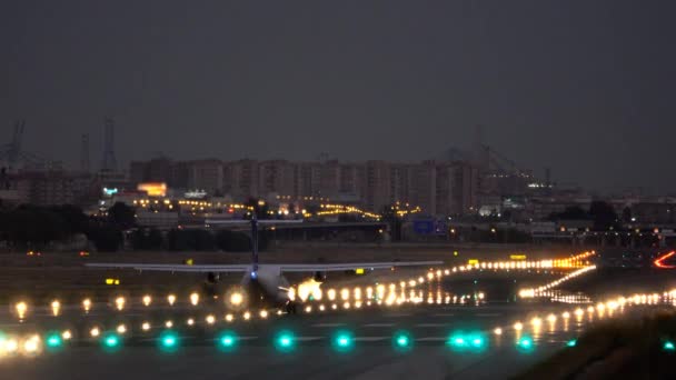 Start odrzutowca na pasie startowym lotniska, widok z tyłu — Wideo stockowe