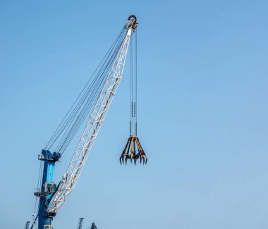 Mavi gökyüzü arka planında büyük bir inşaat vinci