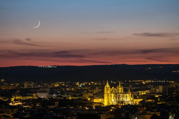 Coucher de soleil avec vue panoramique sur la lune de la ville de Léon Espagne cathédrale gothique — Photo