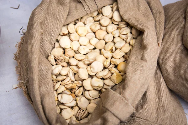 Frijoles con legumbres de saco. Granos de frijol en una bolsa de tela rústica . — Foto de Stock