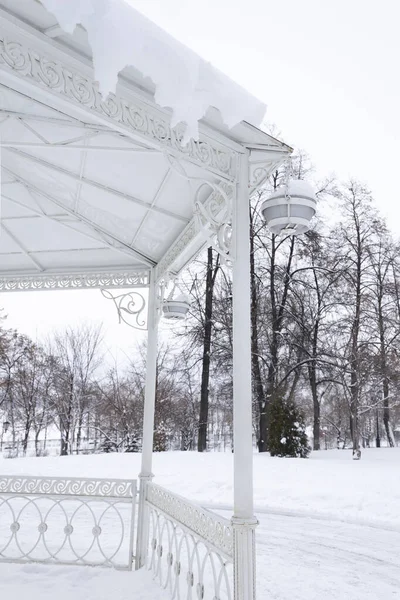 Weinlesepavillon im Winterpark in der Nähe der Wolga — Stockfoto