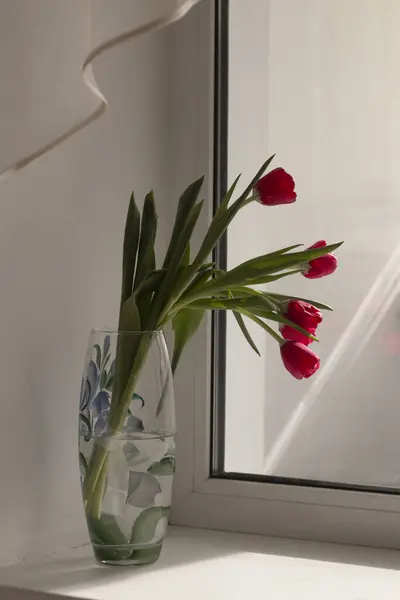 Cam vazo içinde güzel kırmızı lale