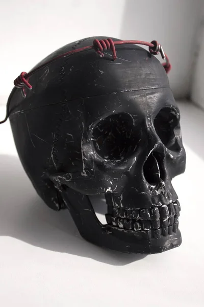 Műanyag fekete koponya egy férfi az ablaknál — Stock Fotó
