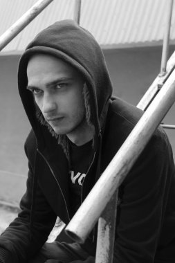 Hasta hisseden bir adam, bulaşıcı hastalıklara karşı koruyucu bir maske takıyor ve toplu taşıma ve grip için koruma sağlıyor..