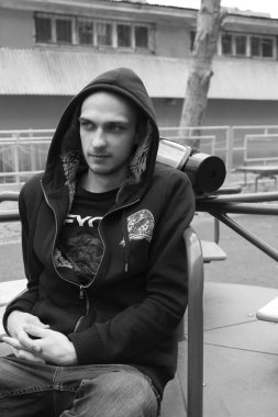 Hasta hisseden bir adam, bulaşıcı hastalıklara karşı koruyucu bir maske takıyor ve toplu taşıma ve grip için koruma sağlıyor..