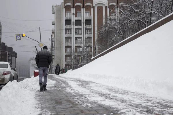 Homme Seul Promène Dans Ville Hiver Par Temps Venteux — Photo