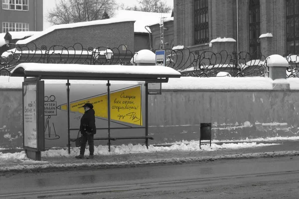 Жінка Зимовому Одязі Йде Сама Сніговій Дорозі Біля Автобусної Зупинки — стокове фото