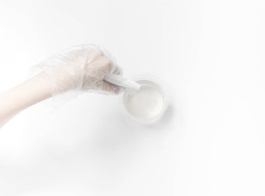 Tıbbi deneyleri kapatın. şeffaf kavanoz, ayırıcı maddeli üç cep, izole ışık arka planında tıbbi eldivenler. Çocuklar için deneyler.