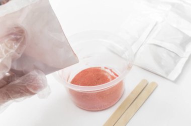 Tıbbi deneyleri kapatın. şeffaf kavanoz, ayırıcı maddeli üç cep, izole ışık arka planında tıbbi eldivenler. Çocuklar için deneyler.