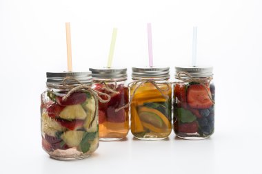 Beyaz arkaplanda aşılanmış su