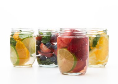 Beyaz arkaplanda aşılanmış su