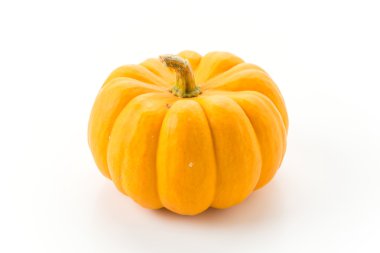 Beyaz arkaplanda taze balkabağı