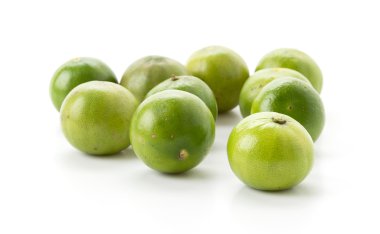 Beyaz arkaplanda yeşil limon