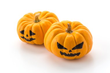 Beyaz arka planda Cadılar Bayramı kabağı