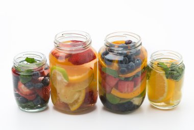 Beyaz arkaplanda aşılanmış su