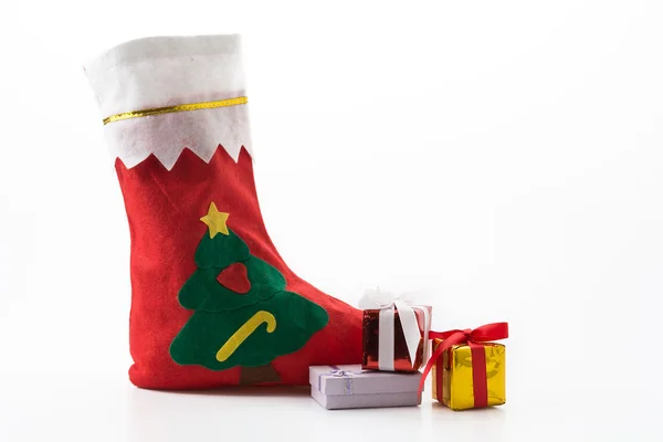 Подарункова коробка з різдвяною шкарпеткою — стокове фото