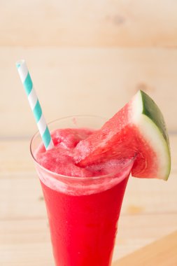 Ahşap arka planda karpuz smoothie