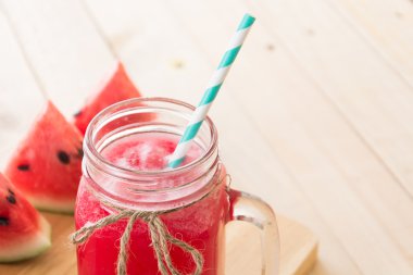 Ahşap arka planda karpuz smoothie