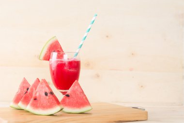 Ahşap arka planda karpuz smoothie