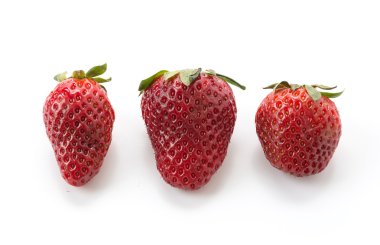 Beyaz arka planda taze çilekler