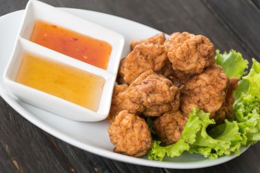 Ahşap zemin üzerinde karides topu